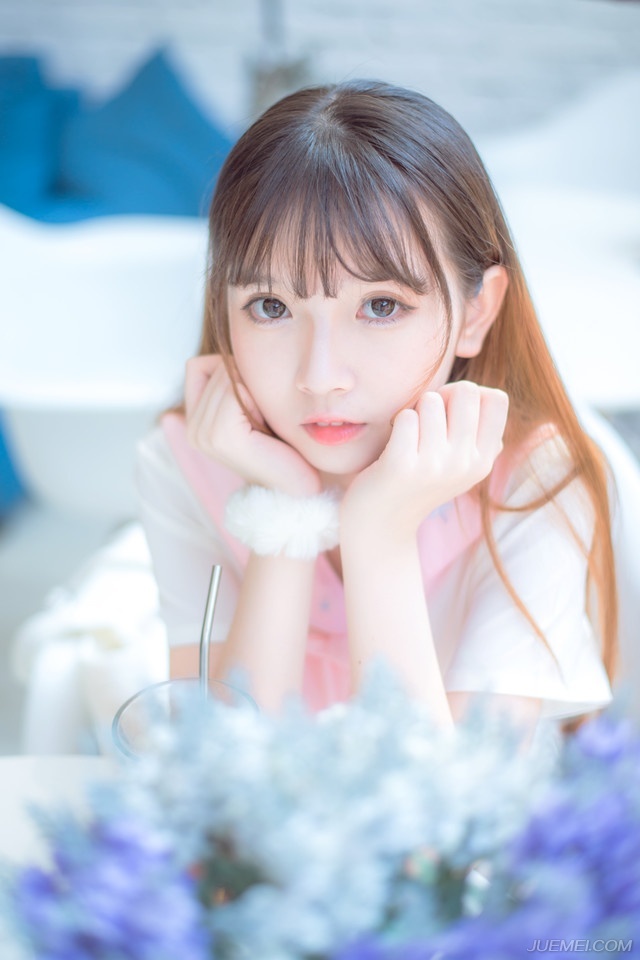 “船！”吕蒙厉喝一声，早有人将一艘小船推过来，吕蒙纵身跳上小船，一把抢过士卒手中的船桨，牟足了力气滑动小船，小船如同离弦之箭一般，很快便来到楼船旁边，也顾不得小船撞击在楼船之上产生的晃动，吕蒙连滚带爬的纵身一跃，跳上了楼船，入眼处，只见几名战士跪倒在一副担架旁边，撕心裂肺的哭泣着。